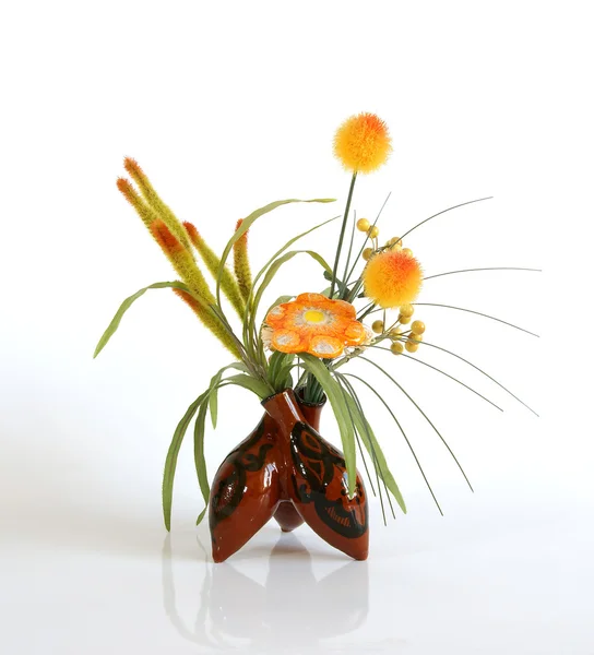 Vaso decorativo in ceramica con un mazzo di fiori artificiali — Foto Stock