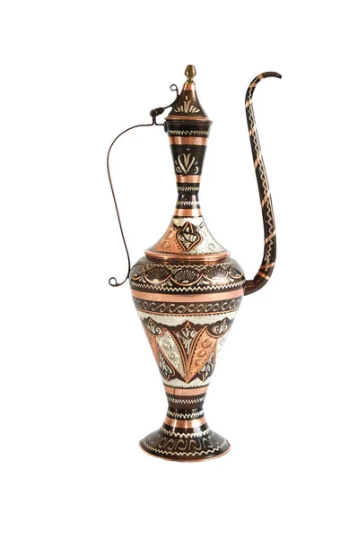 Jarra de cobre con adorno árabe tradicional aislado sobre fondo blanco — Foto de Stock