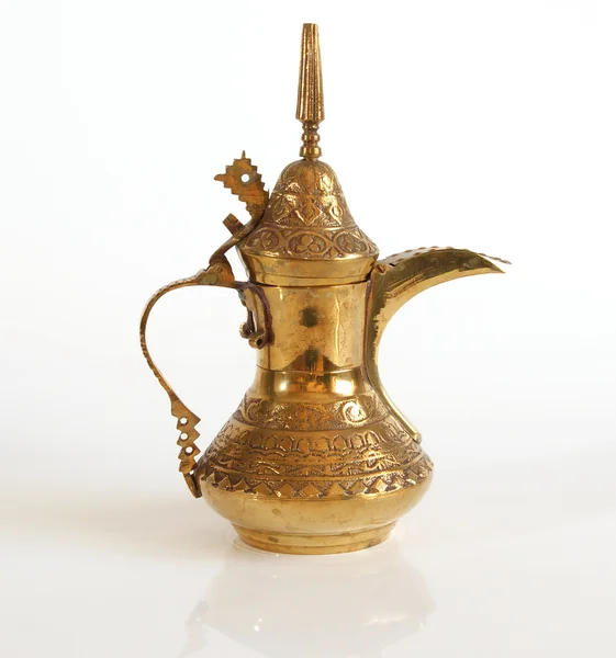 Měděný džbán s tradiční arabské ornamenty na bílém pozadí — Stock fotografie