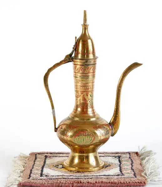 Měděný džbán s tradiční arabské ornamenty na bílém pozadí — Stock fotografie