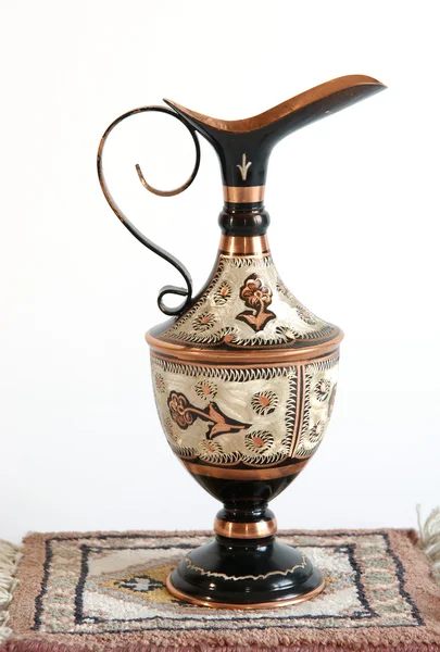 白い背景の上に伝統的なアラビア語と銅の水差し装飾します。 — ストック写真
