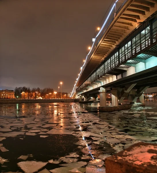 Éjszakai panoráma a téli folyó és a nagy sport arénában — Stock Fotó