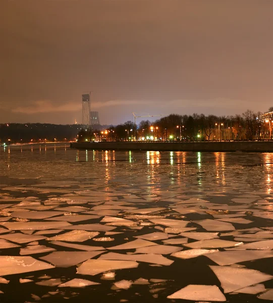Panorama nocturne de la rivière d'hiver, Moscou, Russie — Photo