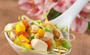 Asyalı taze salata tavuk