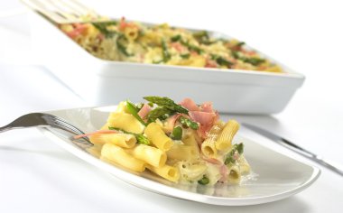 yeşil kuşkonmaz, jambon ve makarna güveci