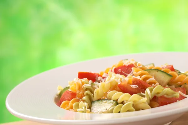 Fusilli mit Tomaten, Zucchini und Käse — Stockfoto