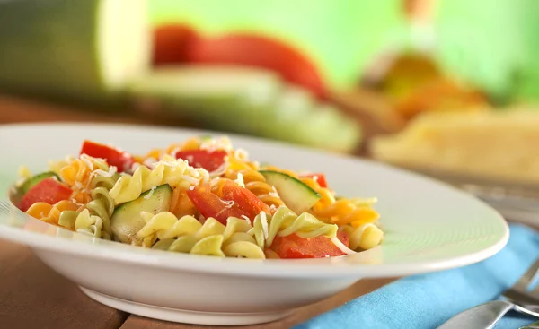 Fusilli dengan Tomato, Zucchini dan Keju — Stok Foto