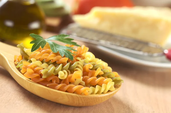 Fargerik rå fusilli-pasta – stockfoto