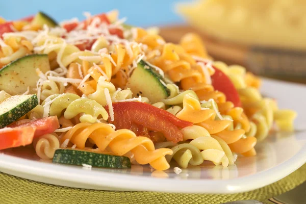 Fusilli met tomaat, courgette en kaas — Stockfoto