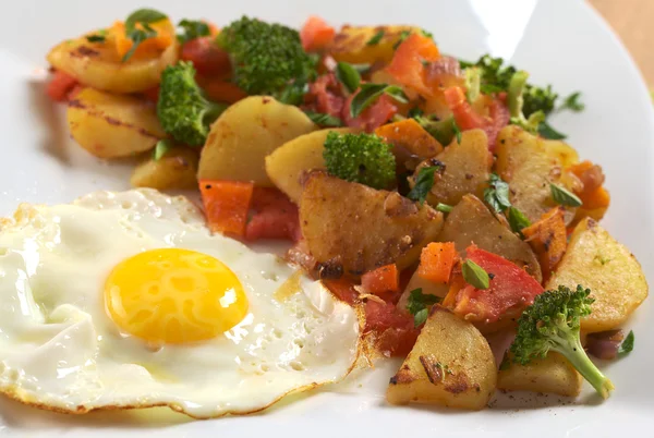 Fried Egg with Fried Vegetables — Stock Photo, Image