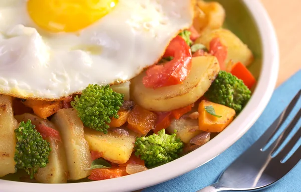 Τηγανισμένα λαχανικά με τηγανητό αυγό — Φωτογραφία Αρχείου