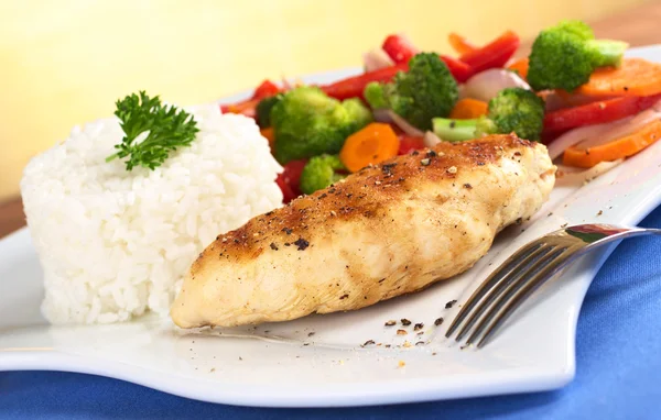 Kycklingbröst med grönsaker och ris — Stockfoto