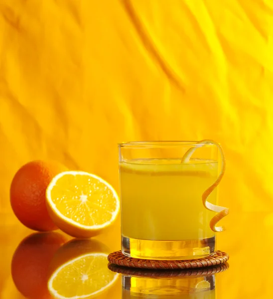 Свіжовичавлений апельсиновий сік — стокове фото
