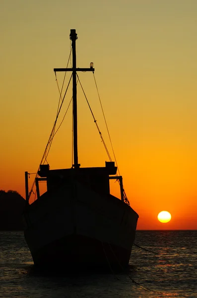 Gün batımında balıkçı teknesi — Stok fotoğraf