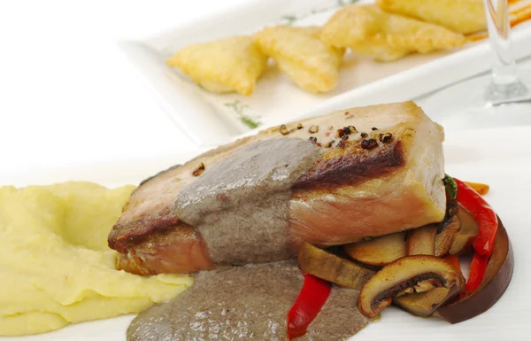 Ana yemek: Tuna patates püresi ile — Stok fotoğraf