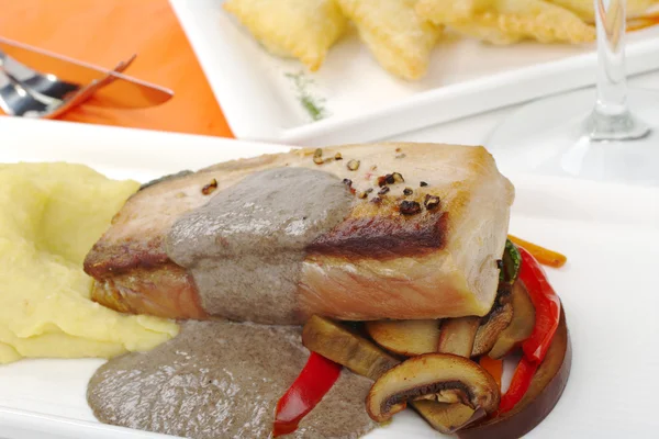 Main Dish: Tuna with Mashed Potatoes — Stock Photo, Image