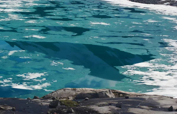 Тонкий лед на озере — стоковое фото