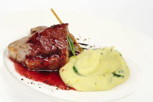 Et ve kırmızı sos ile patates püresi — Stok fotoğraf