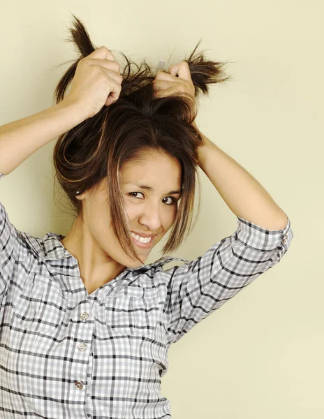 Mladá žena drží vlasy — Stock fotografie