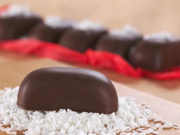 Doces de chocolate no coco — Fotografia de Stock