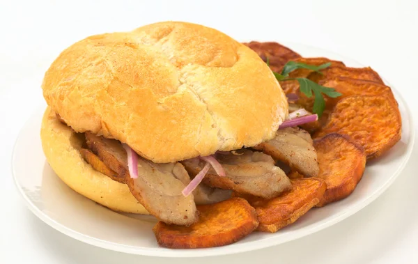 Sandwich Peru disebut Pan con Chicharron — Stok Foto