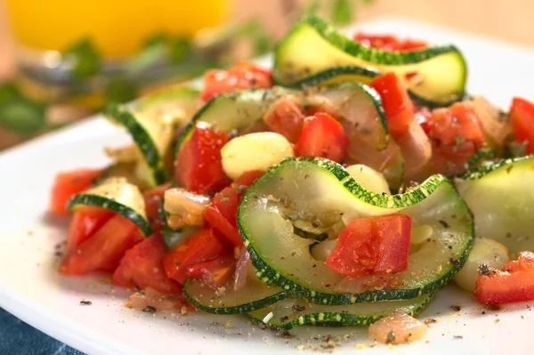 Zucchini, tomat och majs maträtt — Stockfoto
