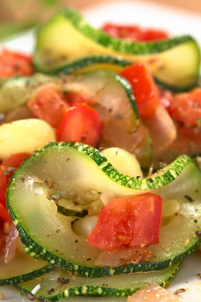 Zucchini, tomat och majs maträtt — Stockfoto