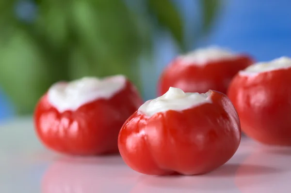 Kleine rote Paprika gefüllt mit saurer Sahne — Stockfoto