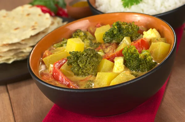Delizioso curry indiano con riso e Chapati — Foto Stock