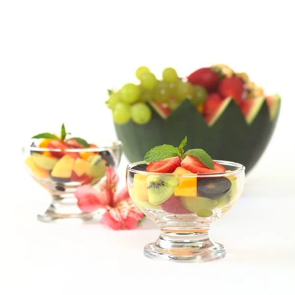 Ensalada de frutas en tazón de vidrio —  Fotos de Stock