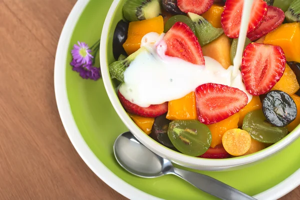 Čerstvý ovocný salát s jogurtem — Stock fotografie