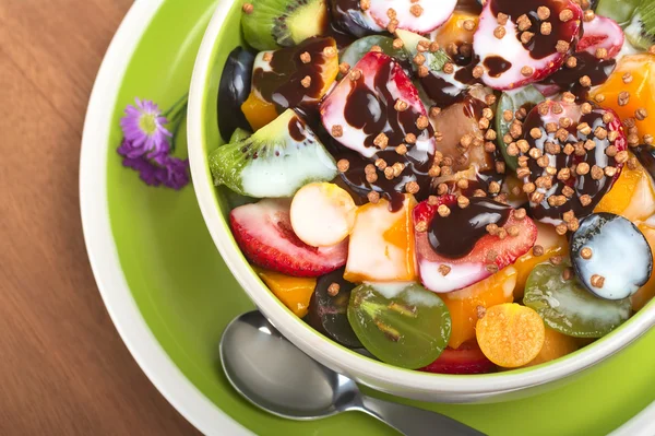 Salada de frutas frescas com iogurte, molho de chocolate e cereais — Fotografia de Stock