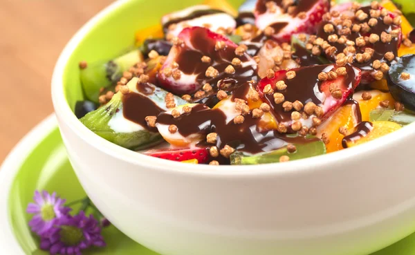 Färsk fruktsallad med yoghurt, chokladsås och flingor — Stockfoto