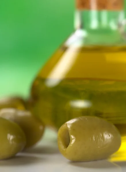 Grön oliv och olivolja — Stockfoto