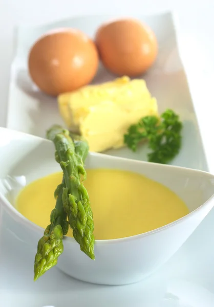 Asparagus dengan saus hollandaise — Stok Foto