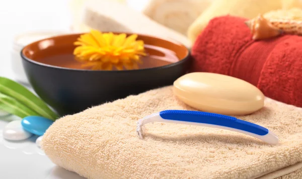Wegwerp scheerapparaat op handdoek met zeep — Stockfoto
