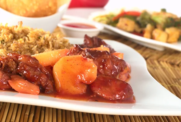 Čínské sladké a kyselé s kuřecím masem a rýží — Stock fotografie