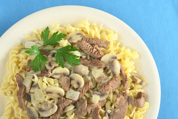 Kalvkött remsor med svamp på pasta — Stockfoto