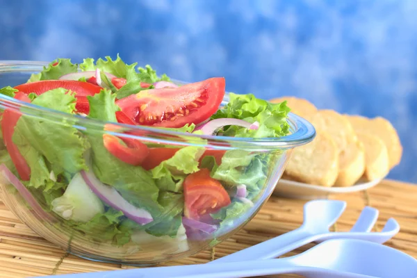 Salade d'été légère dans un bol en verre — Photo