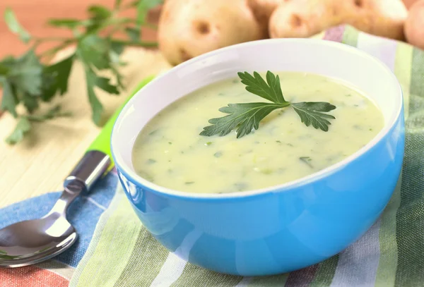 Картофельный суп с травами — стоковое фото