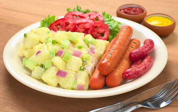 Uzenky, salámy a bramborový salát — Stock fotografie