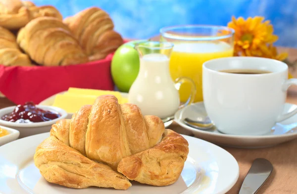 Desayuno continental con cruasán — Foto de Stock