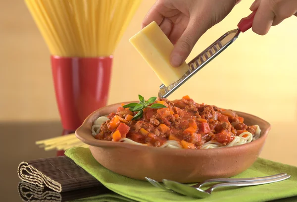 Raspen kaas over spaghetti bolognaise — Stockfoto