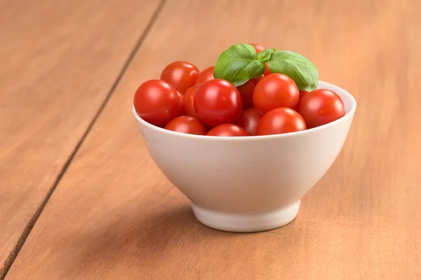 Cherry Tomaten met basilicum — Stockfoto