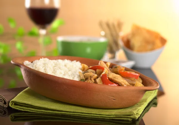 Перуанская еда по имени Ломо Сальтадо — стоковое фото