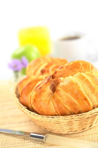 Croissants frescos en cesta de pan —  Fotos de Stock