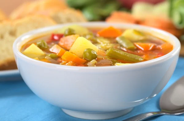 Sopa de verduras frescas — Foto de Stock