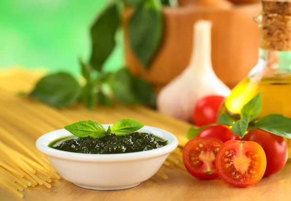Pesto en cherry tomaten — Stockfoto