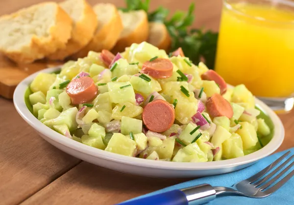 Картопляний салат з ковбасою. — стокове фото