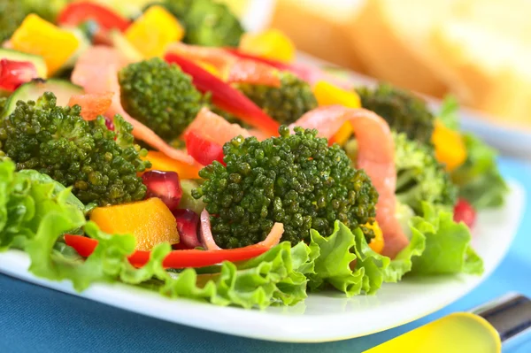 Salade van verse broccoli — Stockfoto